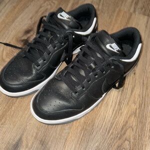 Nike Black Leather Size 9 Sneakers.